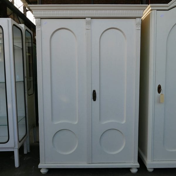 witte kledingkast