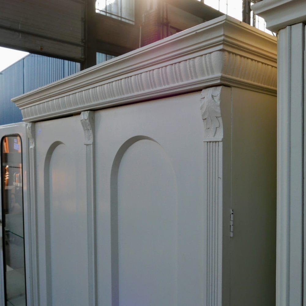 witte kledingkast