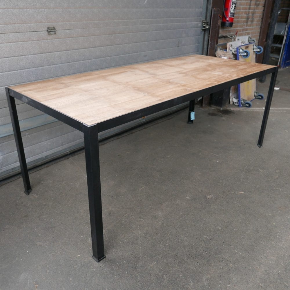 Industriële metalen tafel