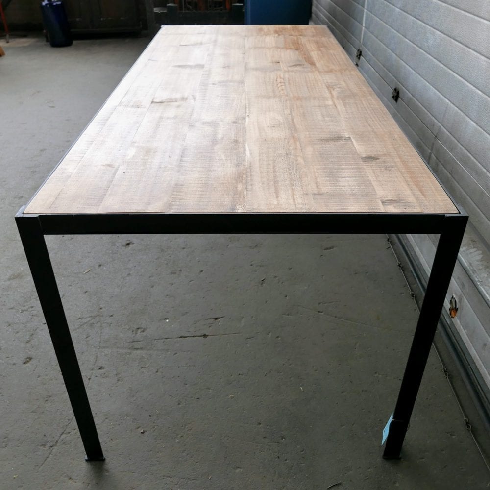 Industriële metalen tafel