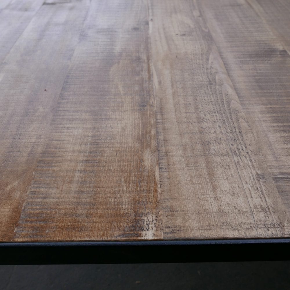 Industriële metalen tafel
