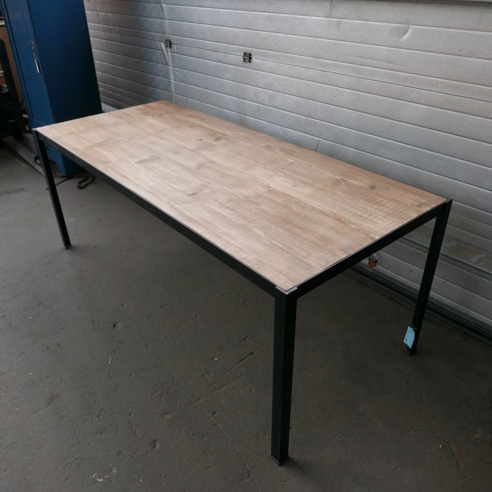 Industriële metalen tafel