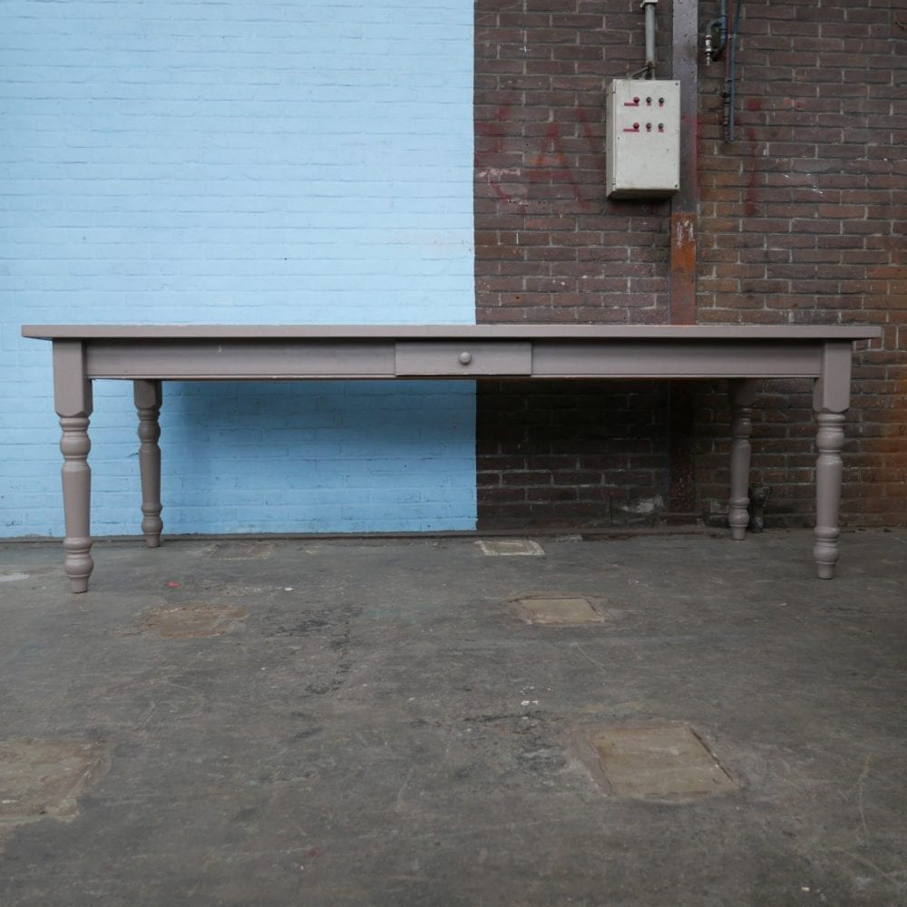 Grijze houten eettafel