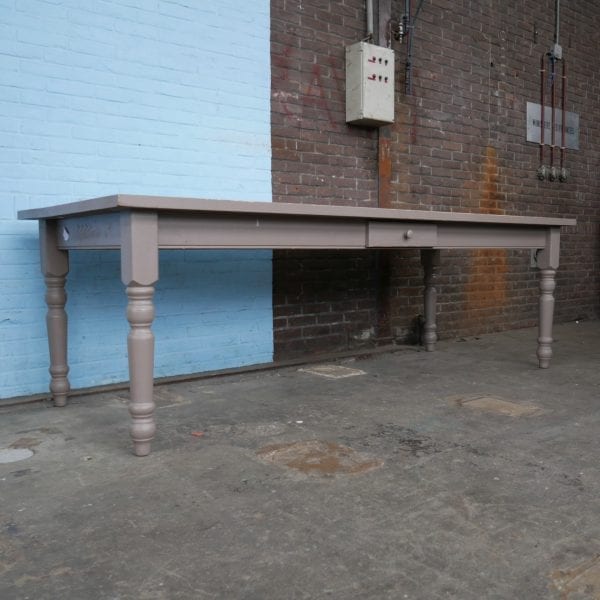 Grijze houten eettafel