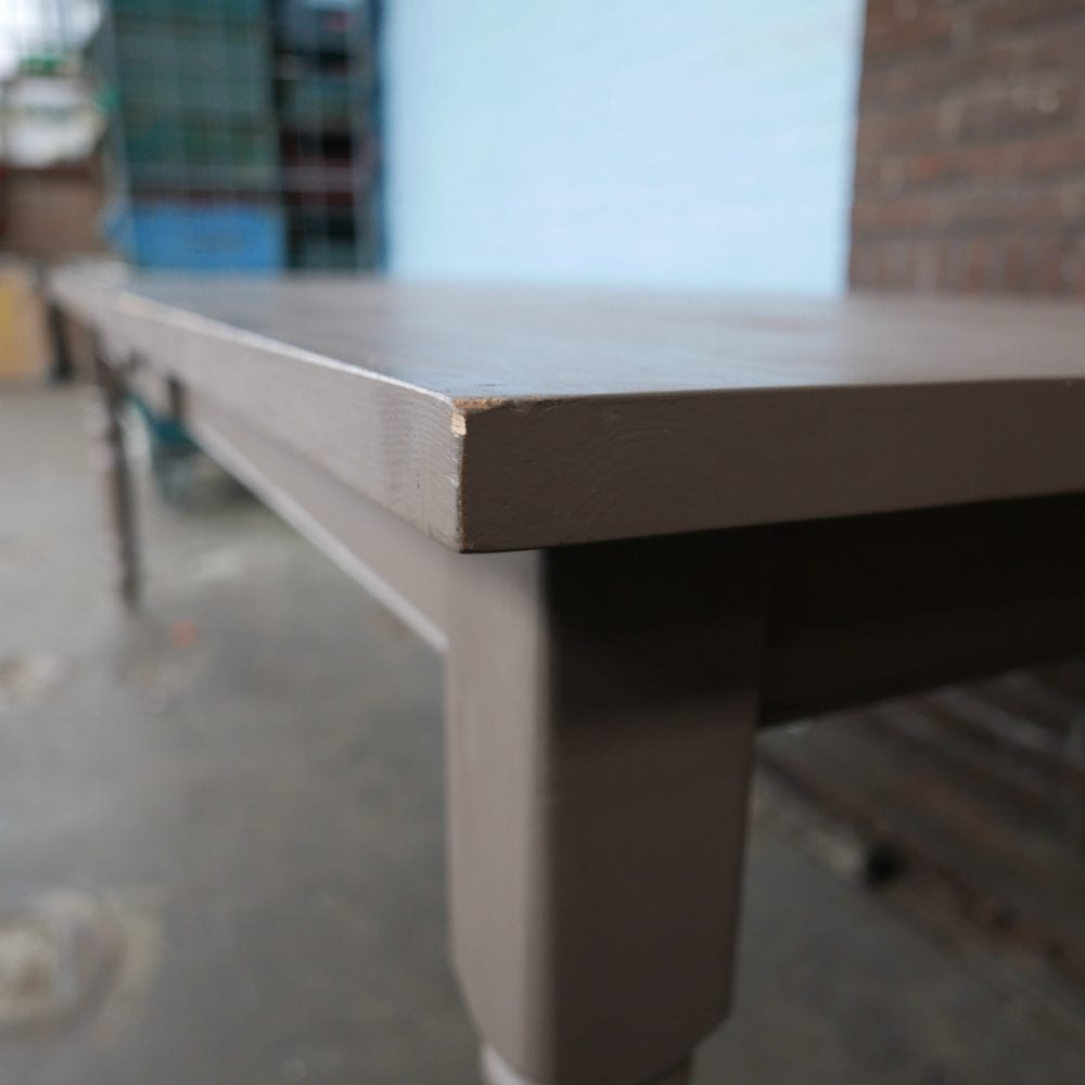 Grijze houten eettafel