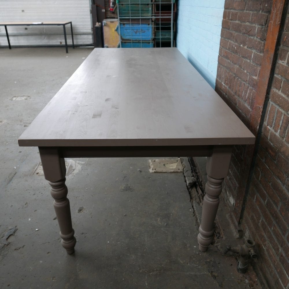 Grijze houten eettafel