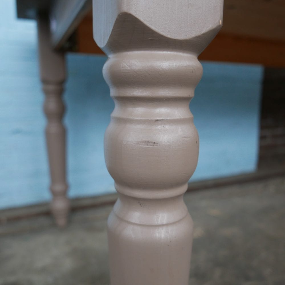 Grijze houten eettafel