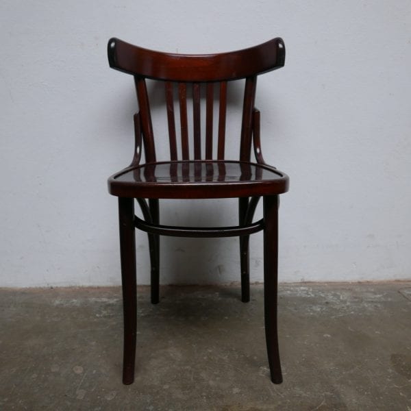 Donkere houten stoelen