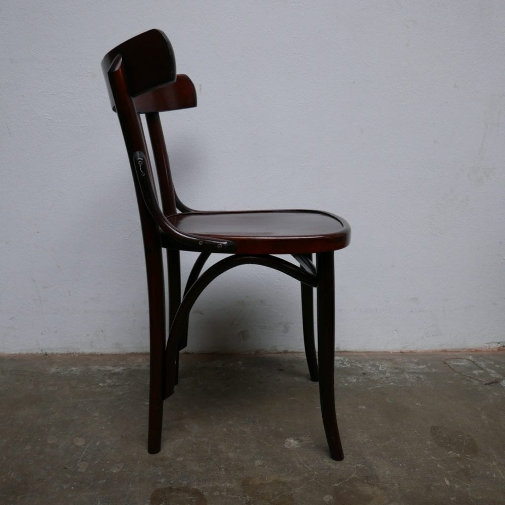 Donkere houten stoelen