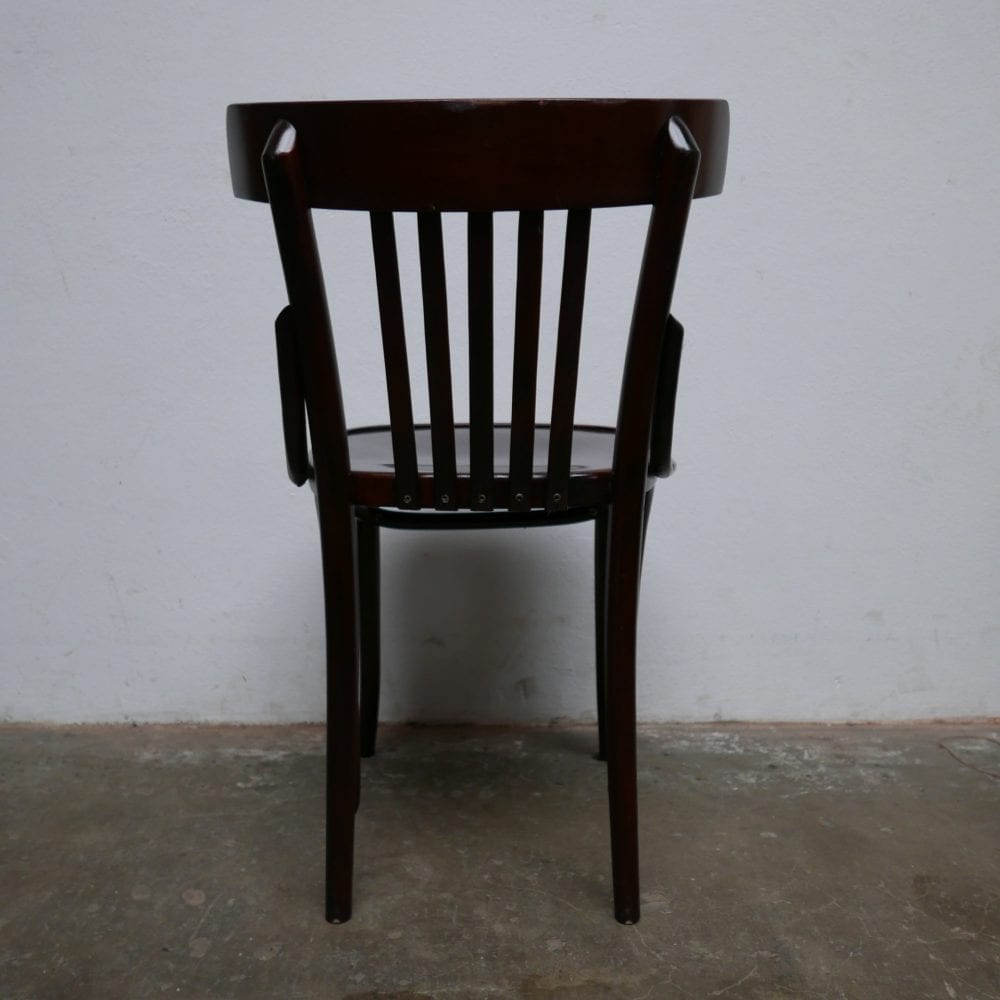 Donkere houten stoelen