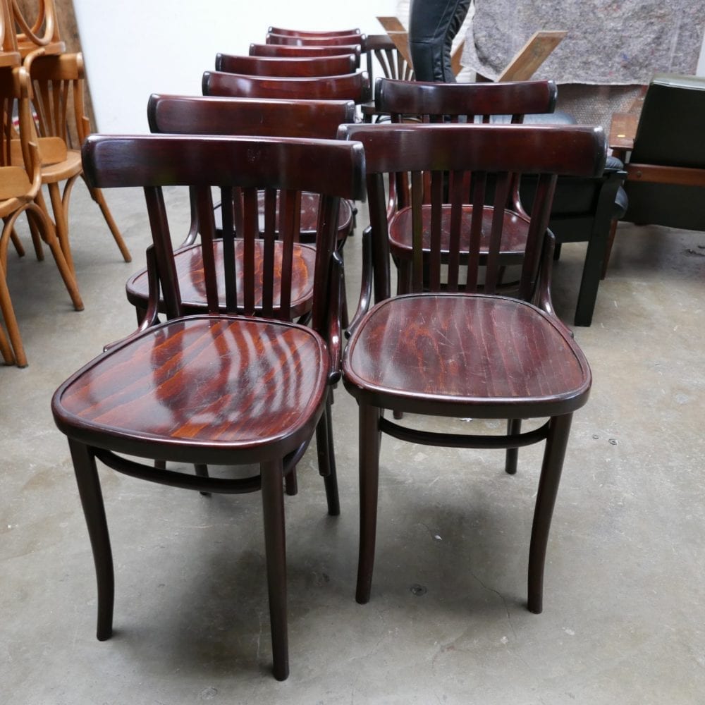 Donkere houten stoelen