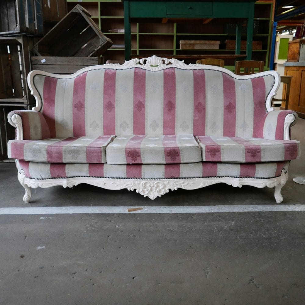 roze met witte barok bank