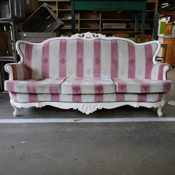 roze met witte barok bank