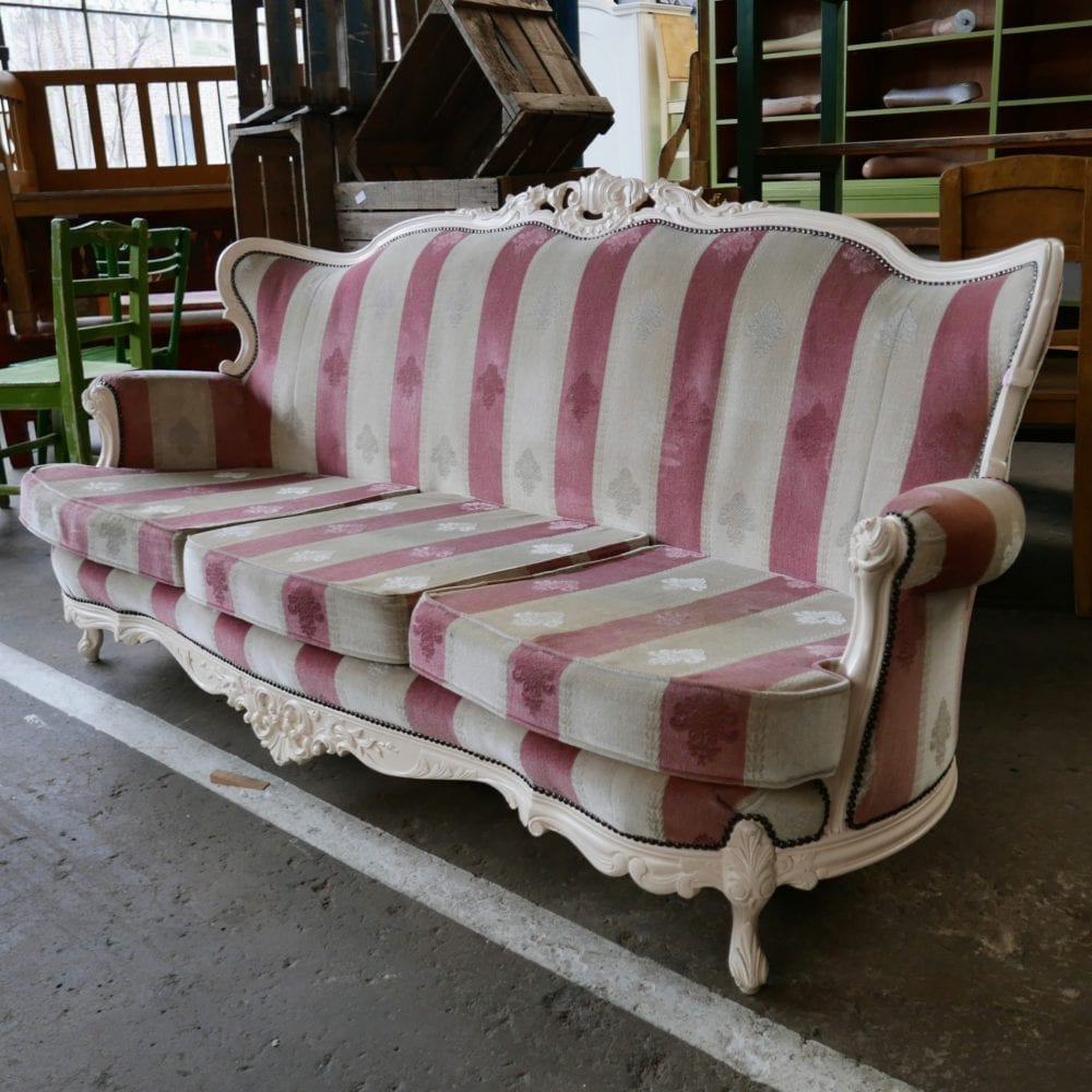 roze met witte barok bank