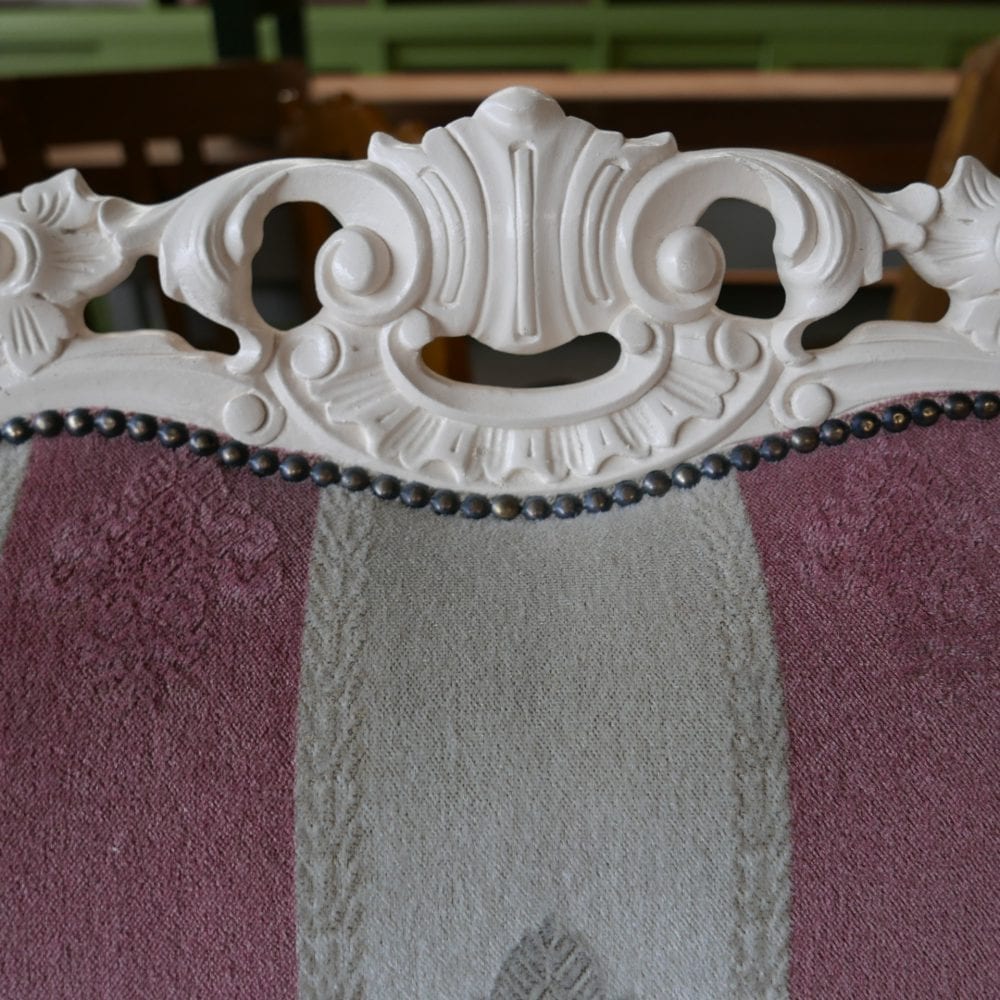 roze met witte barok bank