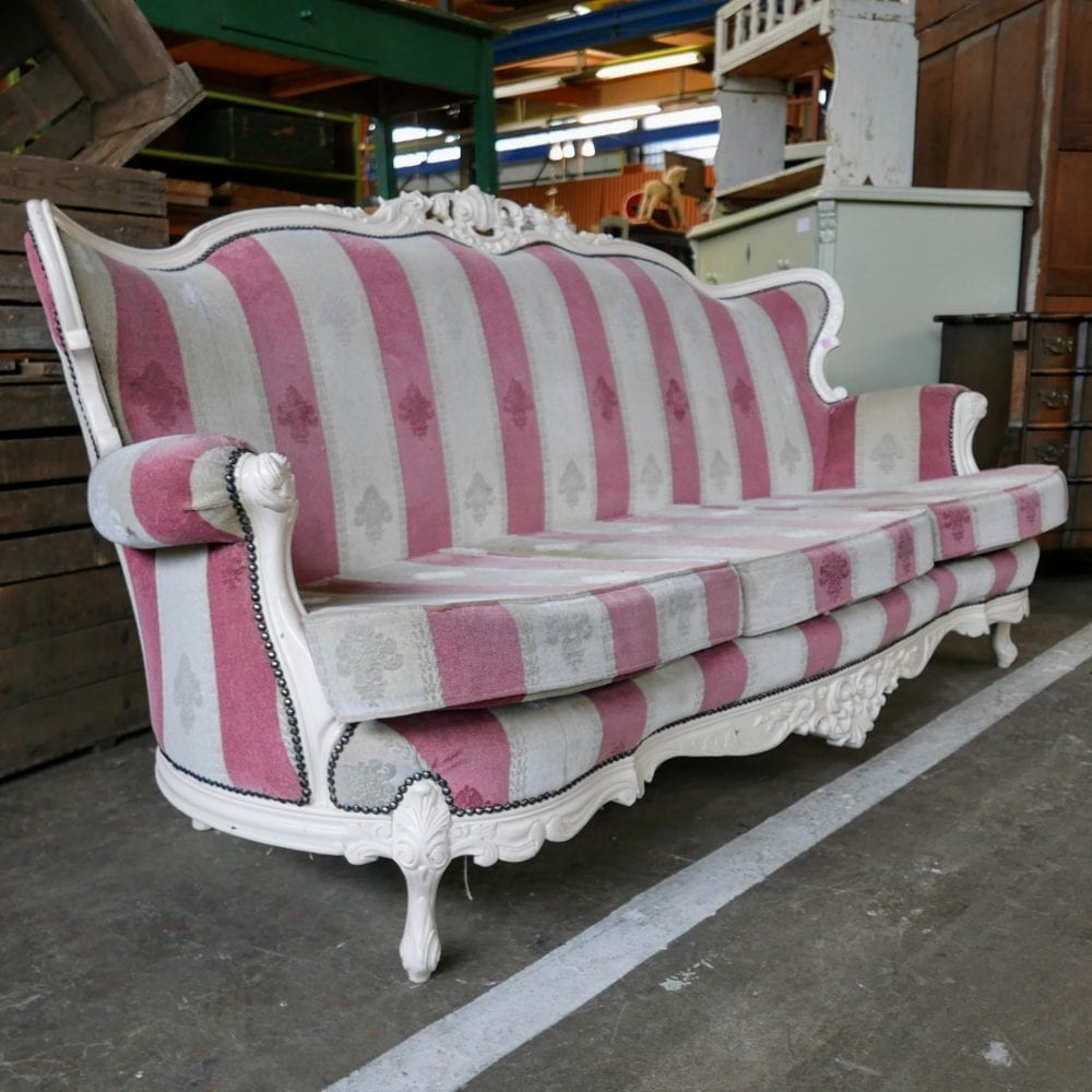 roze met witte barok bank