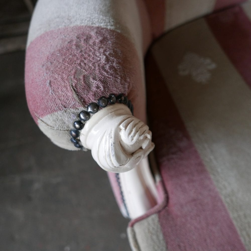 roze met witte barok bank