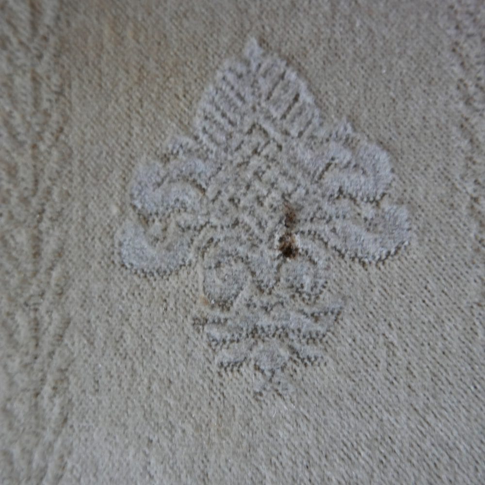 roze met witte barok bank