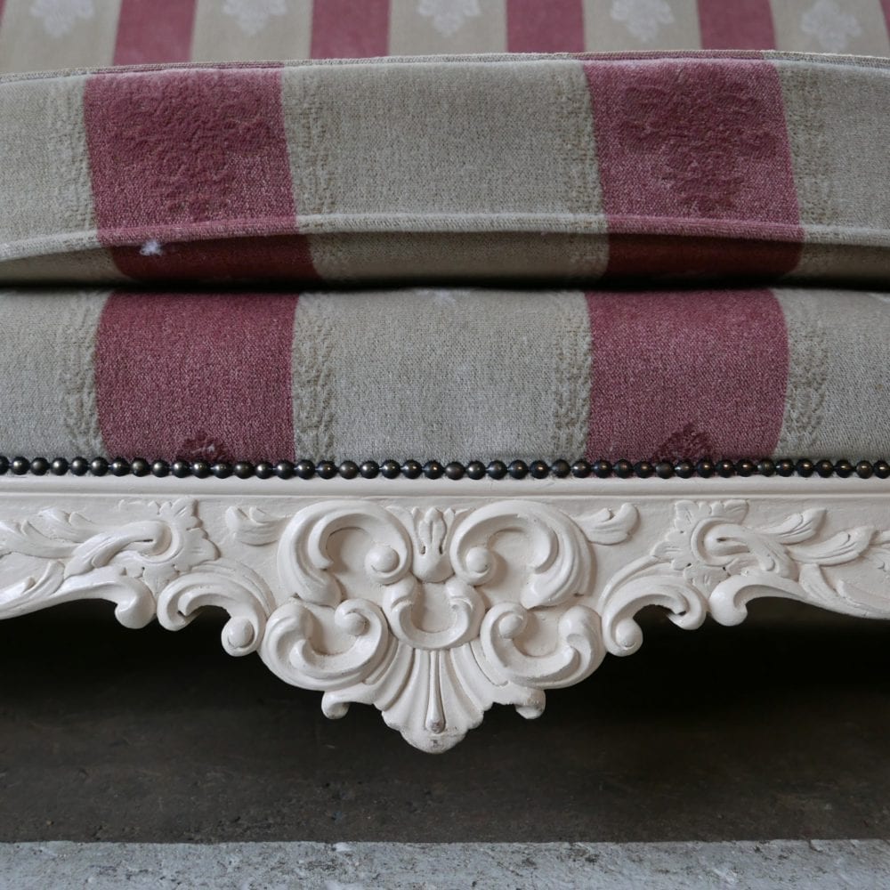roze met witte barok bank