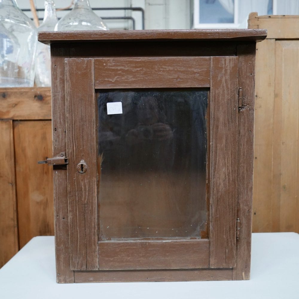 houten hangkastje
