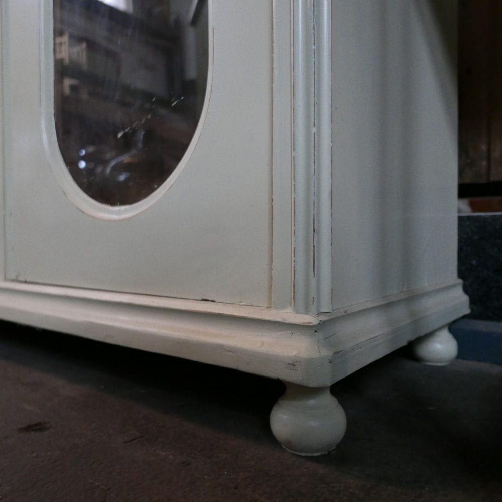 witte vitrinekast