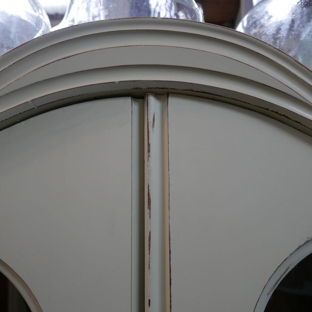witte vitrinekast