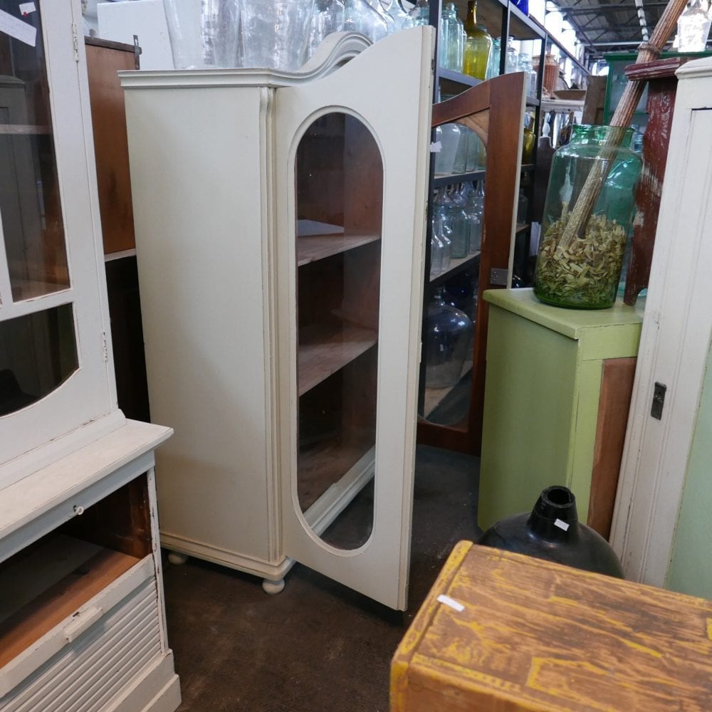 witte vitrinekast