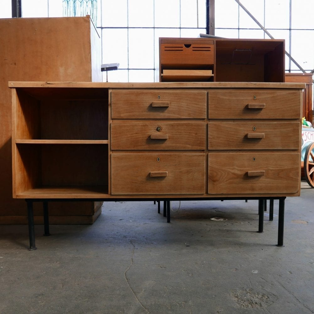 Houten dressoir op metalen poten