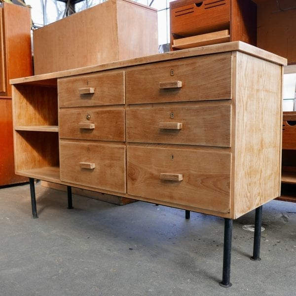 Houten dressoir op metalen poten