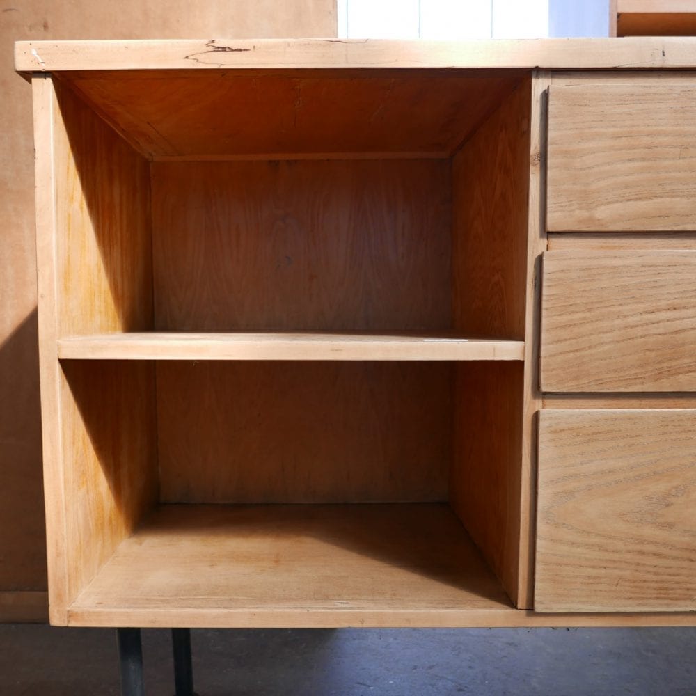 Houten dressoir op metalen poten