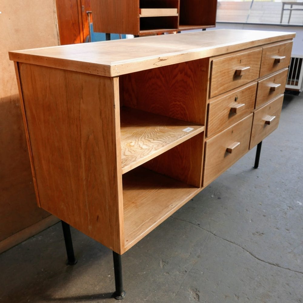 Houten dressoir op metalen poten