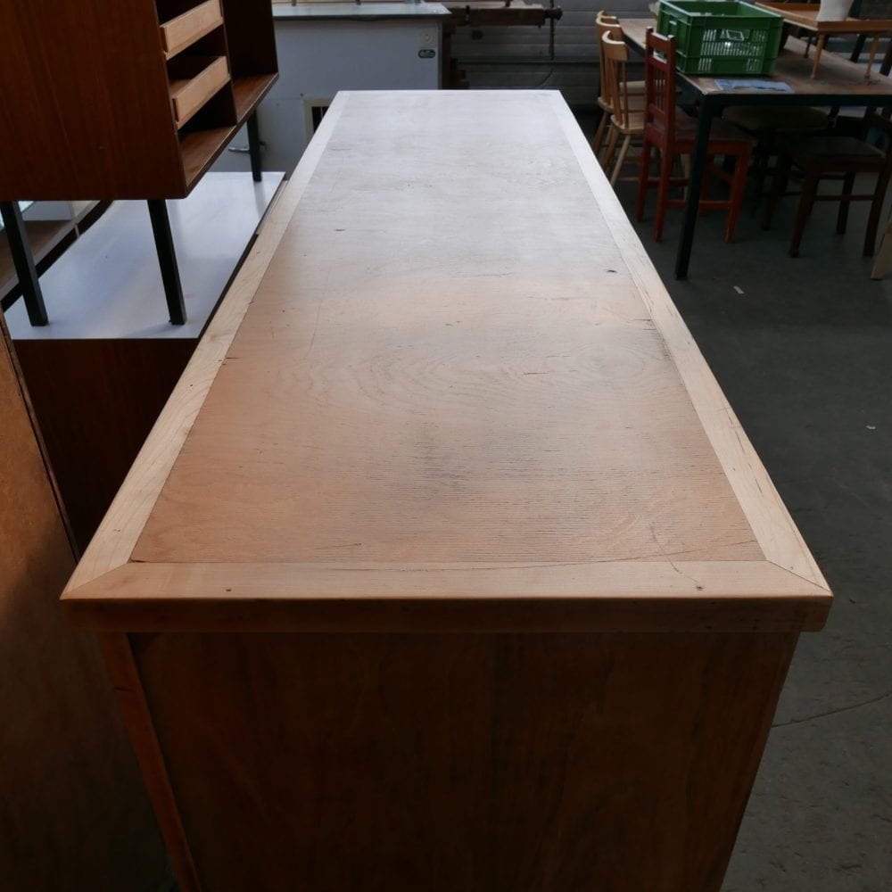 Houten dressoir op metalen poten