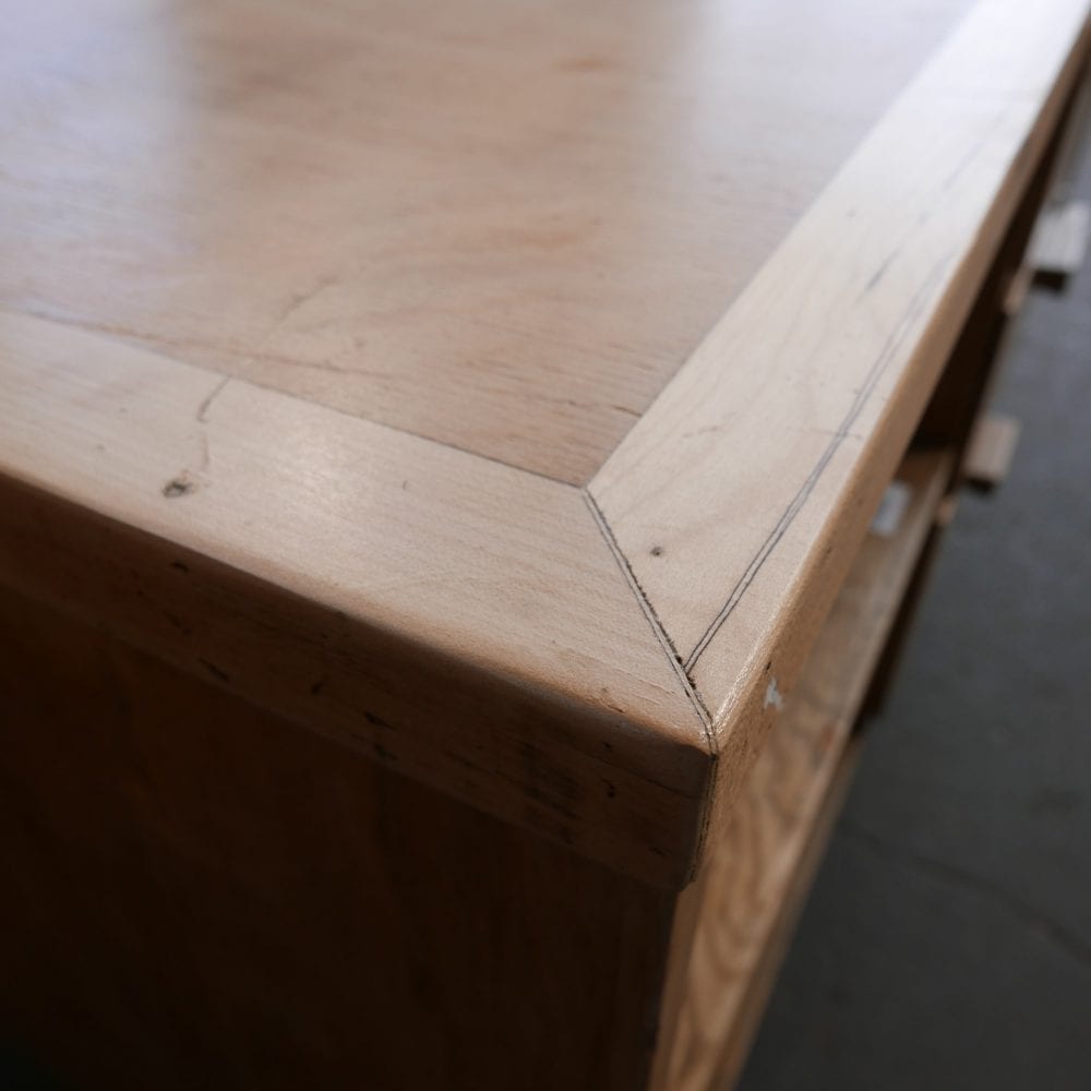 Houten dressoir op metalen poten