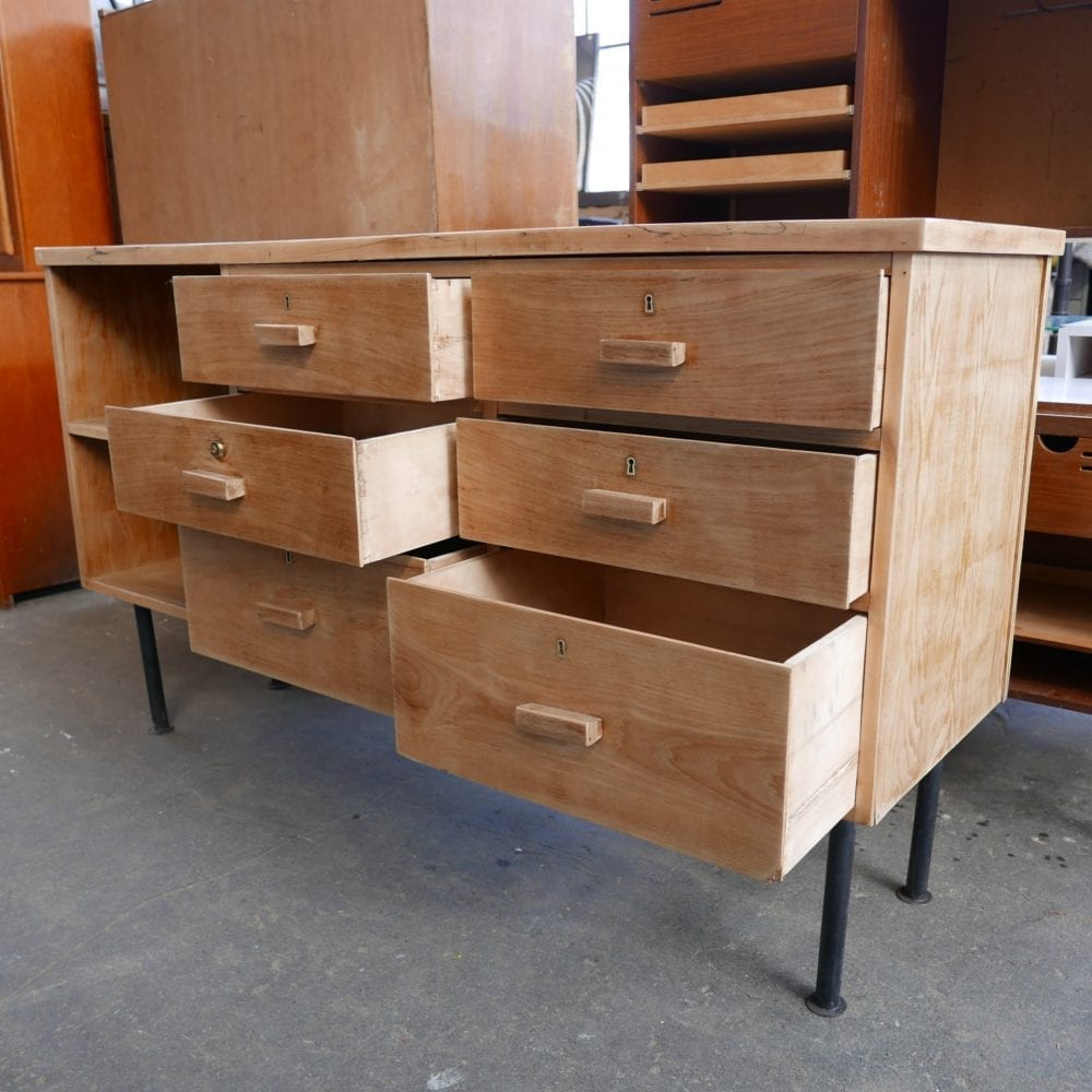 Houten dressoir op metalen poten