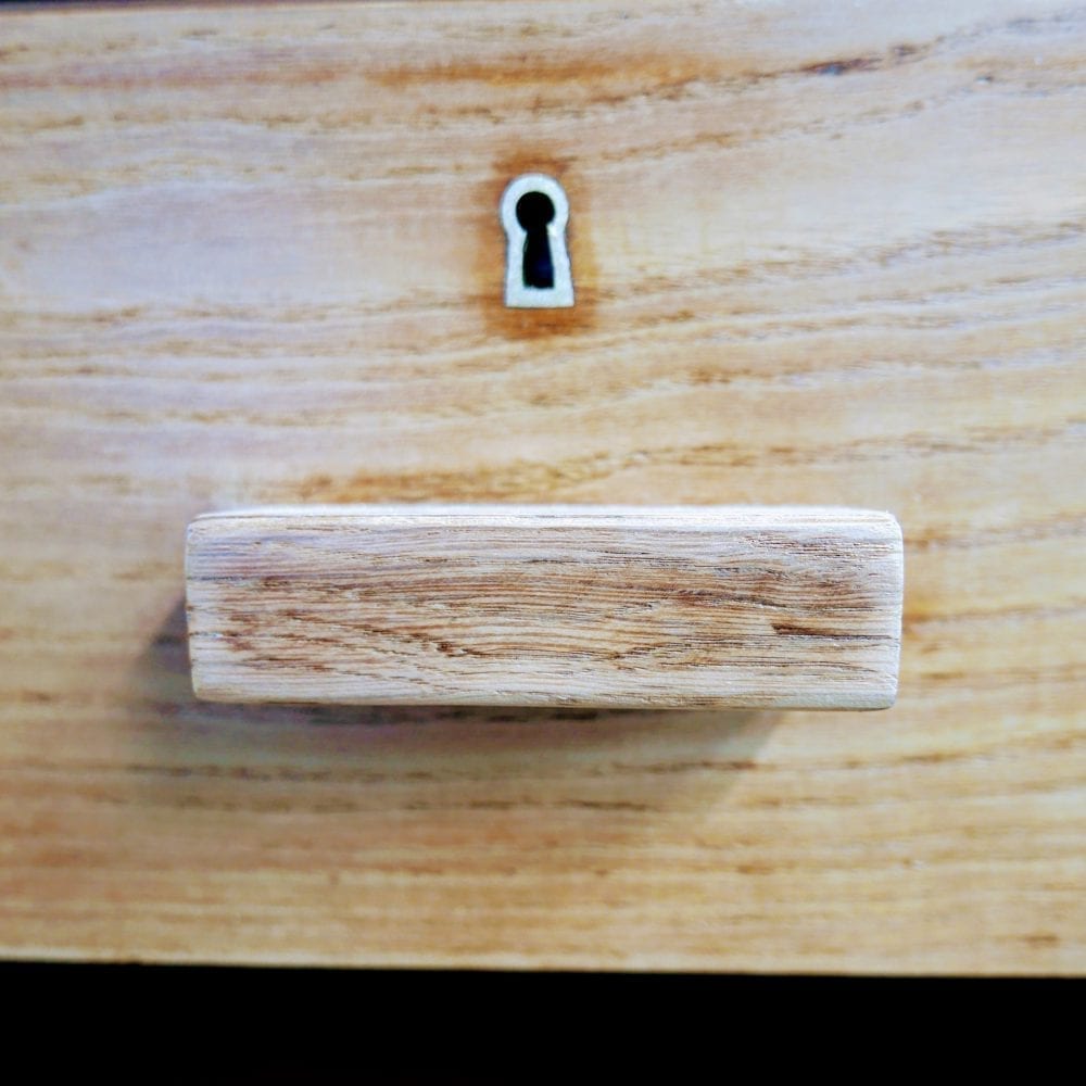 Houten dressoir op metalen poten