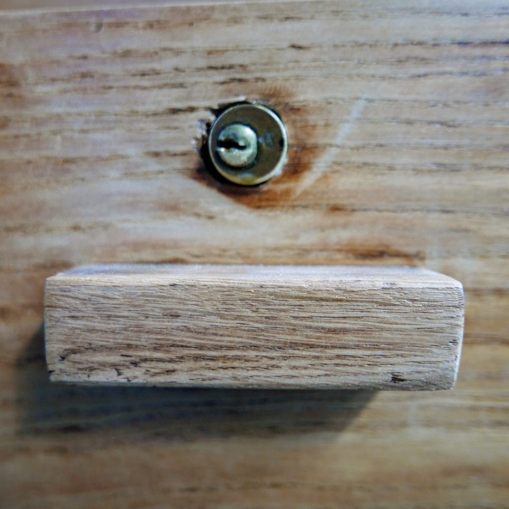 Houten dressoir op metalen poten