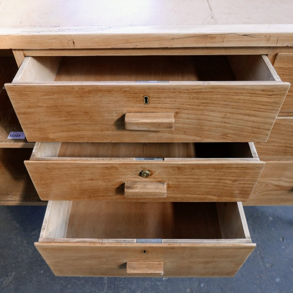 Houten dressoir op metalen poten