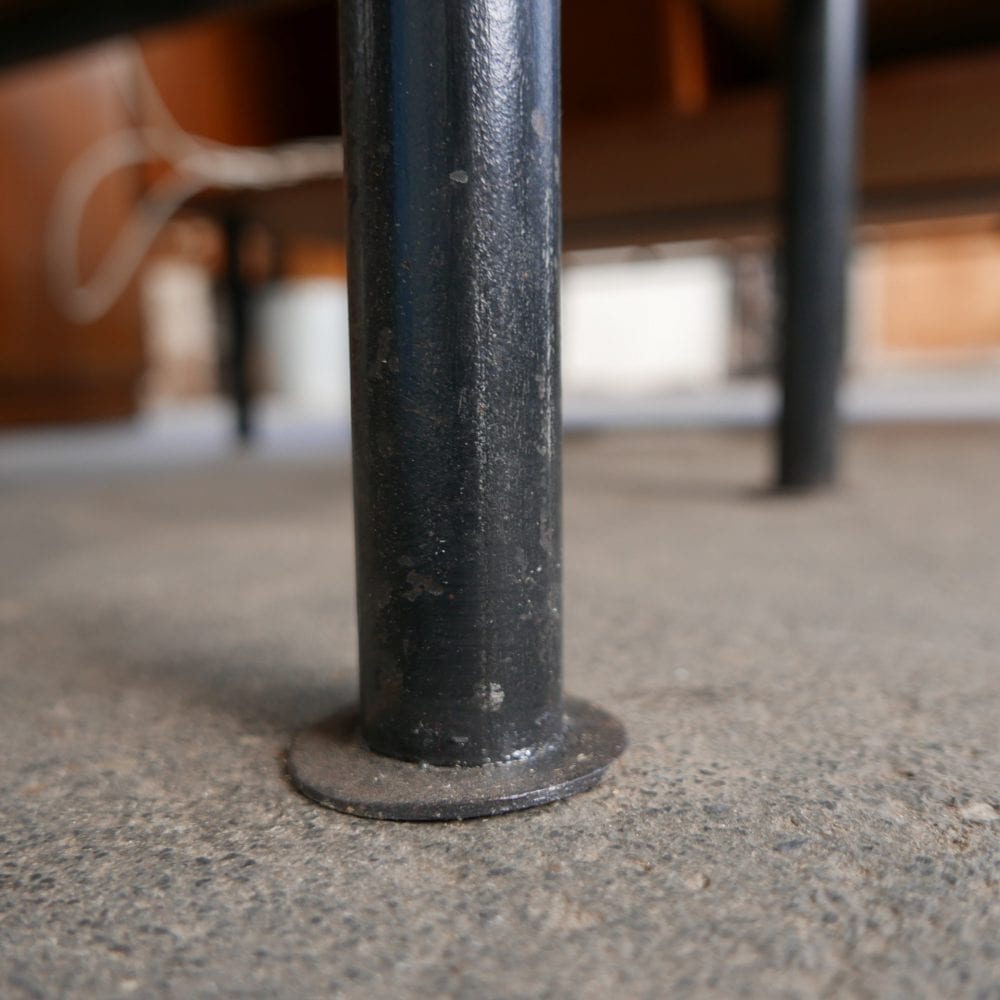 Houten dressoir op metalen poten
