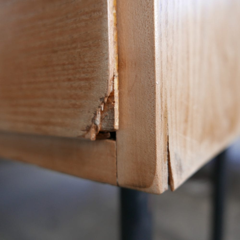 Houten dressoir op metalen poten