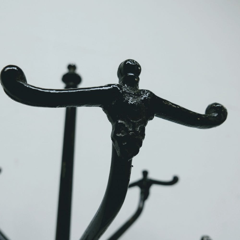 zwarte metalen kapstok