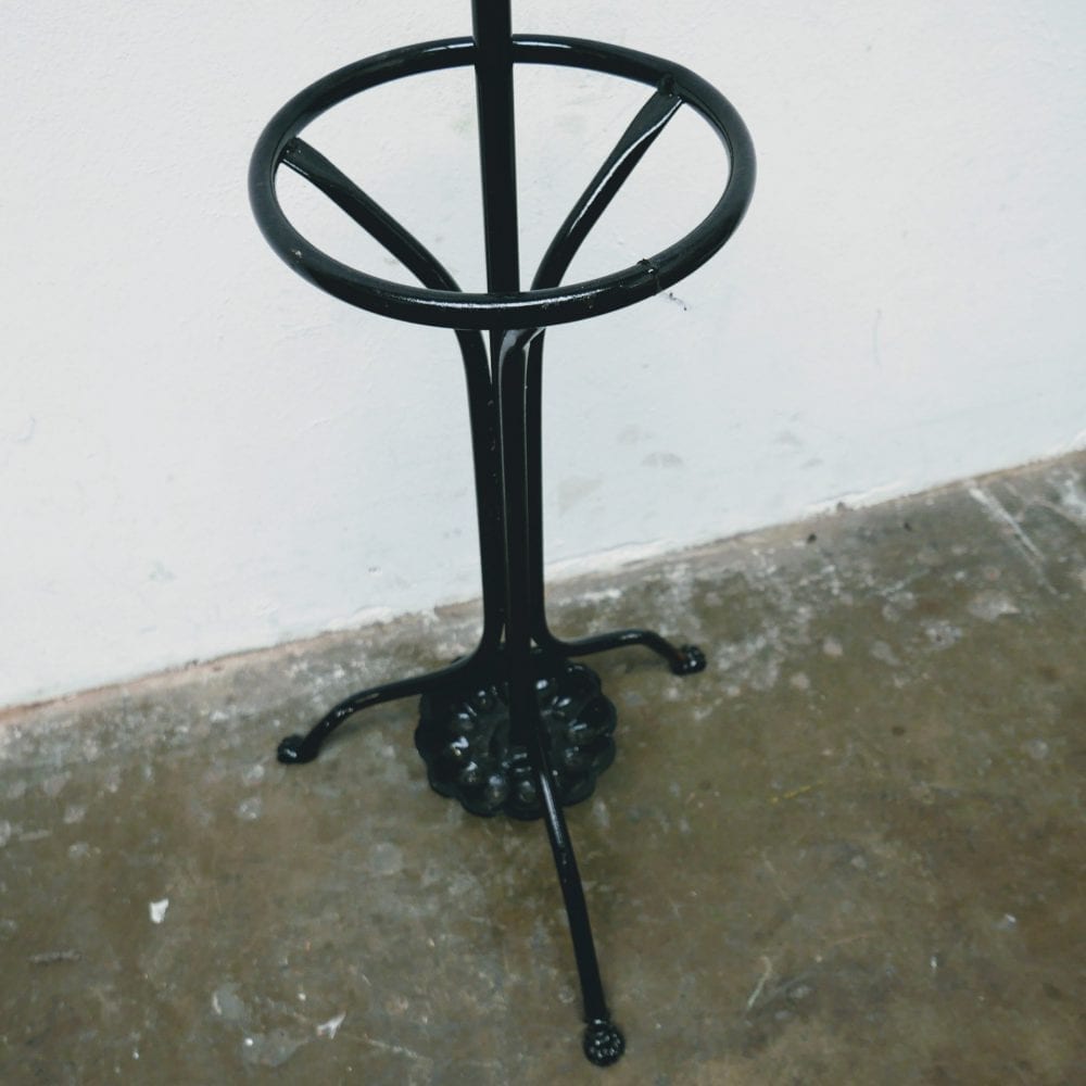 zwarte metalen kapstok