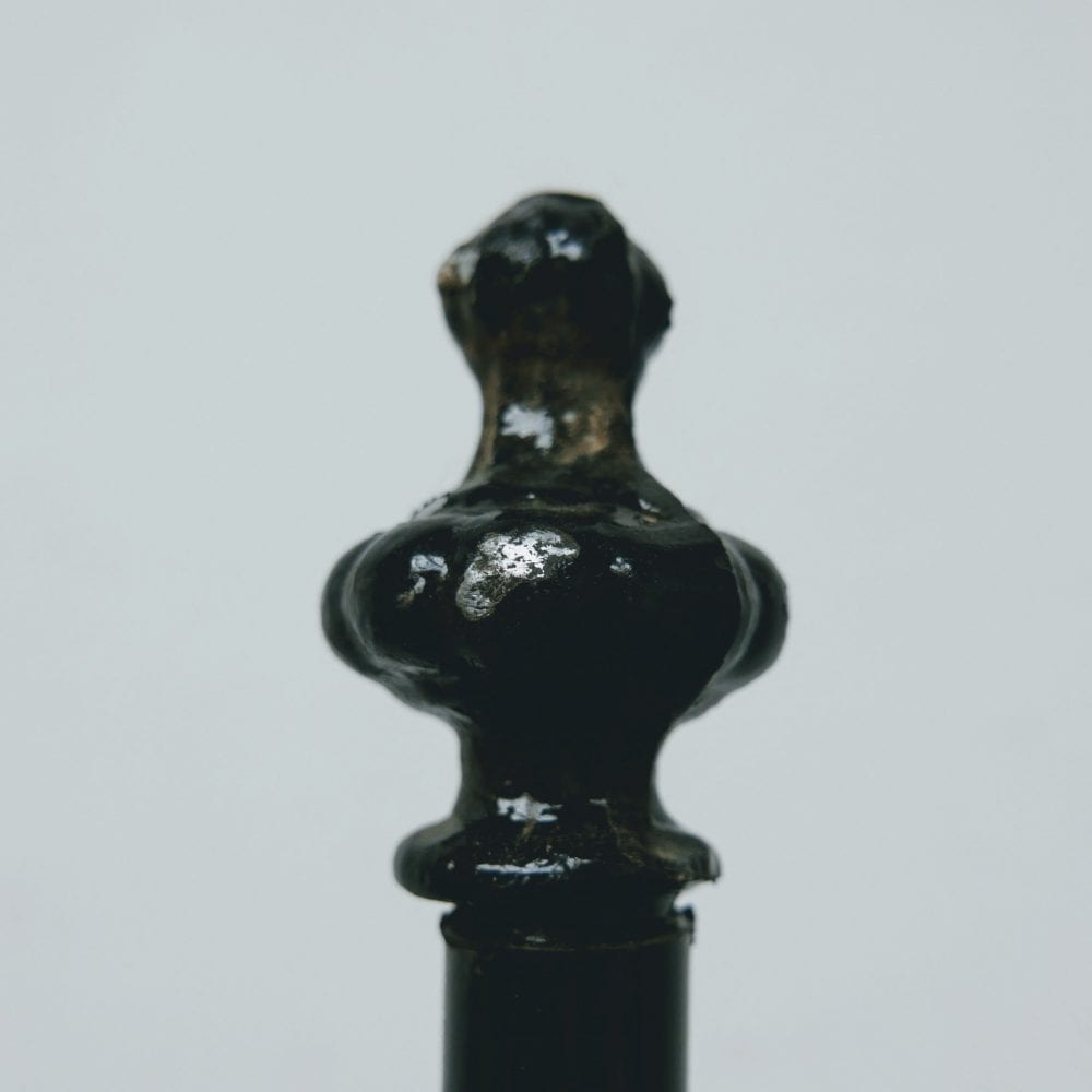 zwarte metalen kapstok