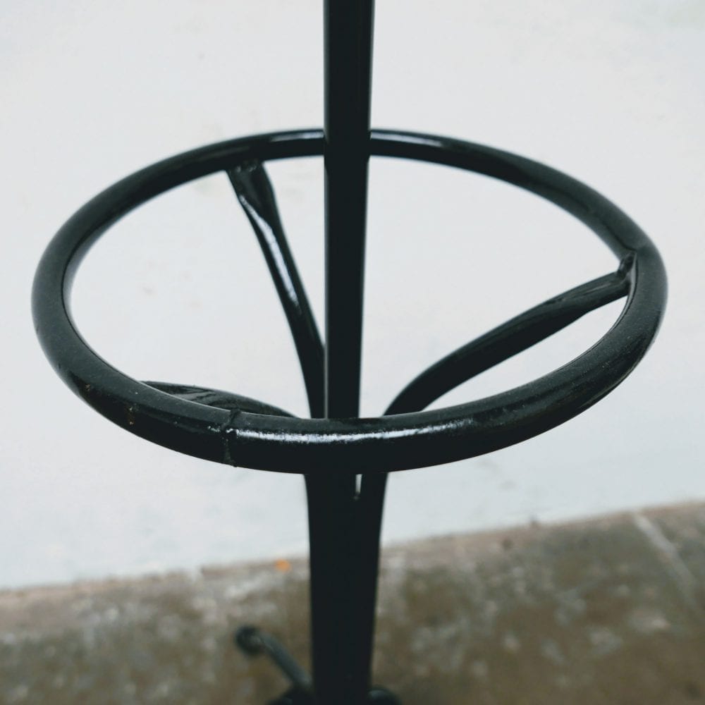 zwarte metalen kapstok