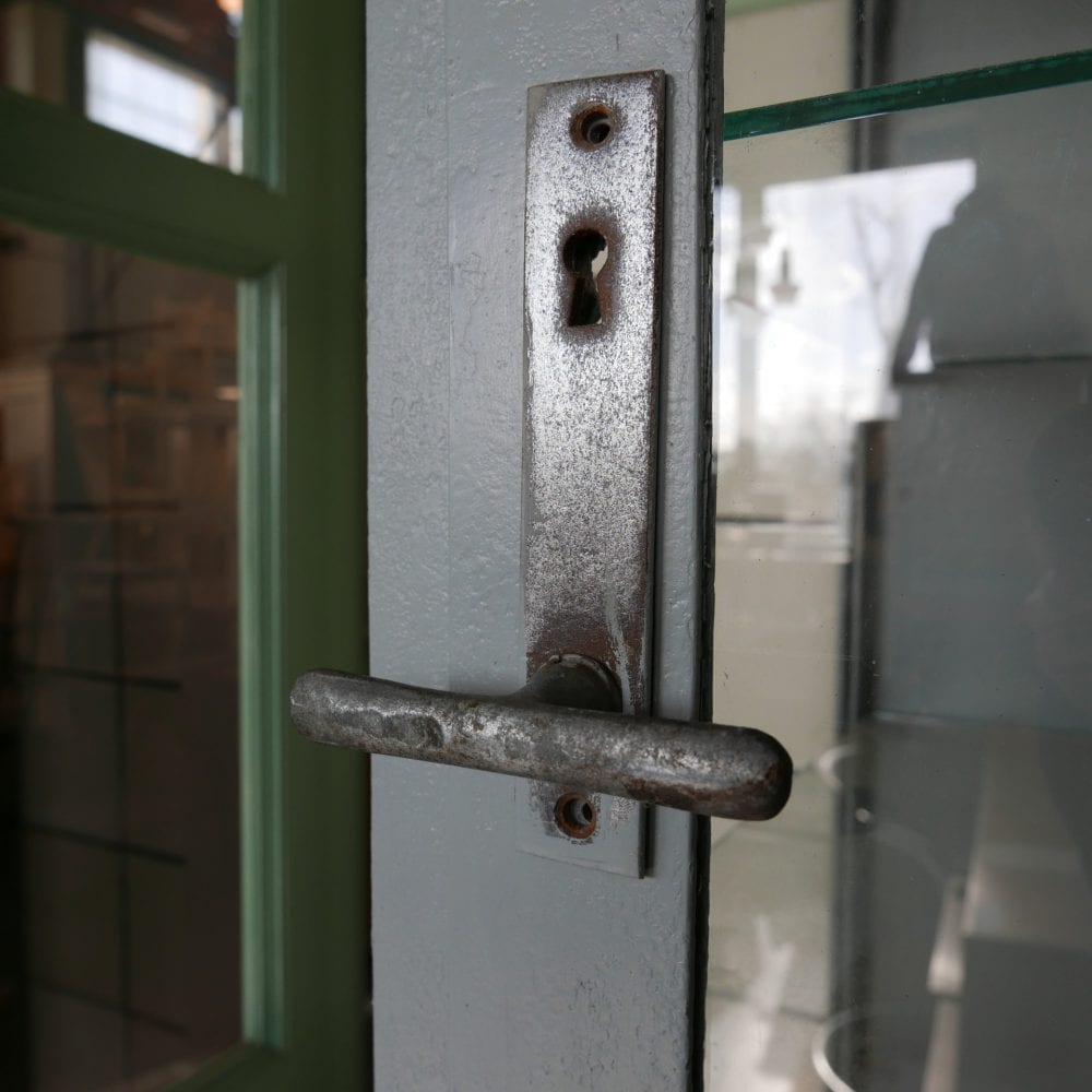 grijze metalen dokterskast