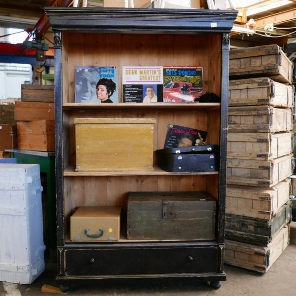 open zwarte kast