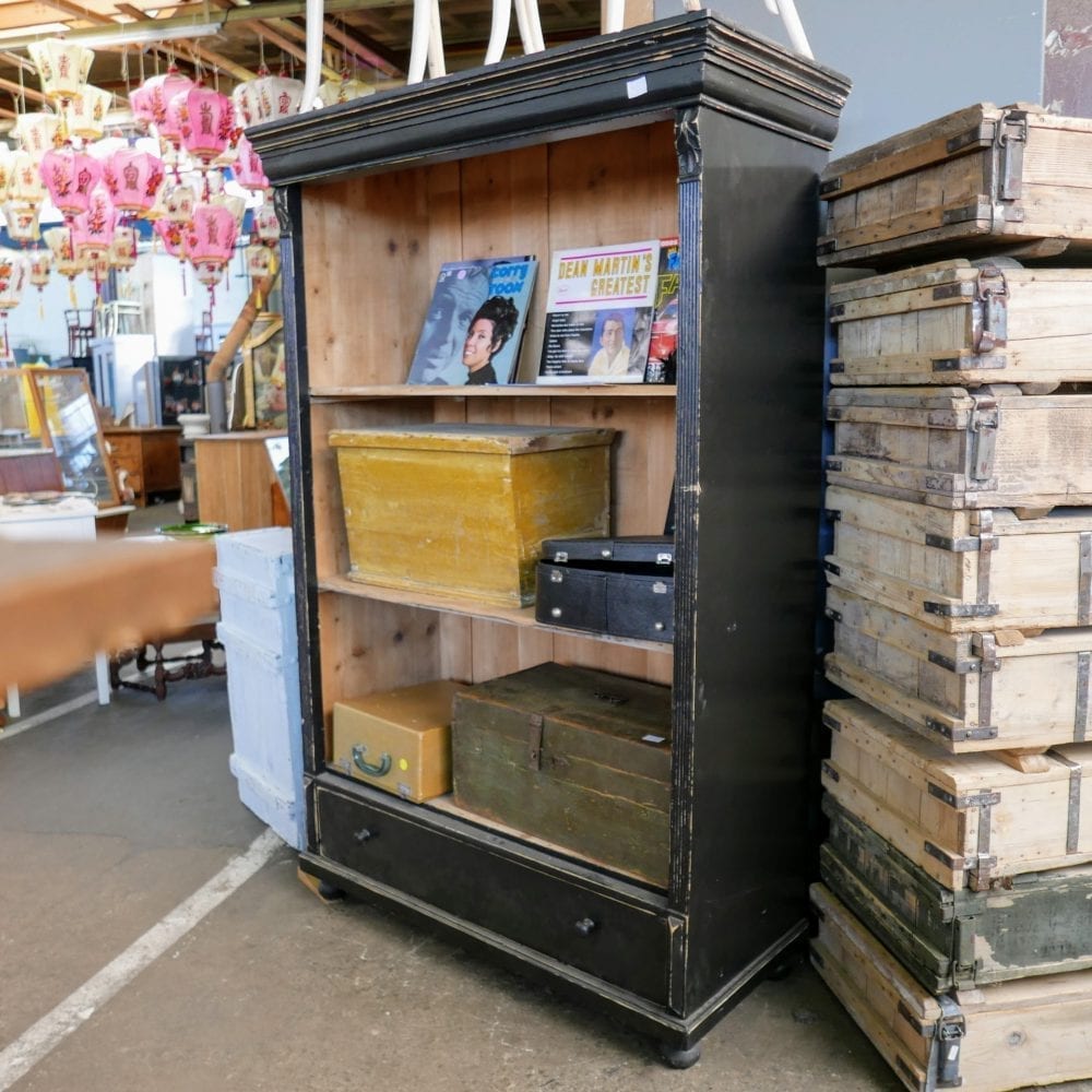 open zwarte kast