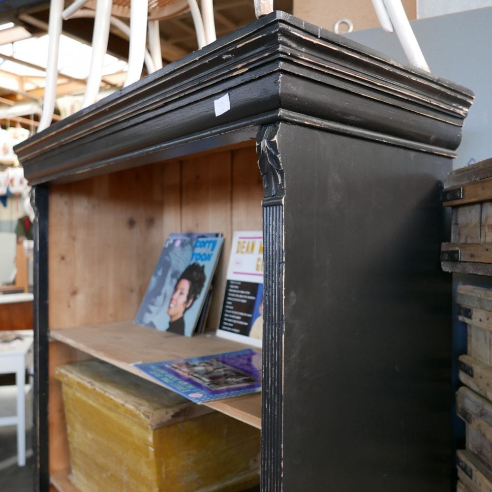 open zwarte kast
