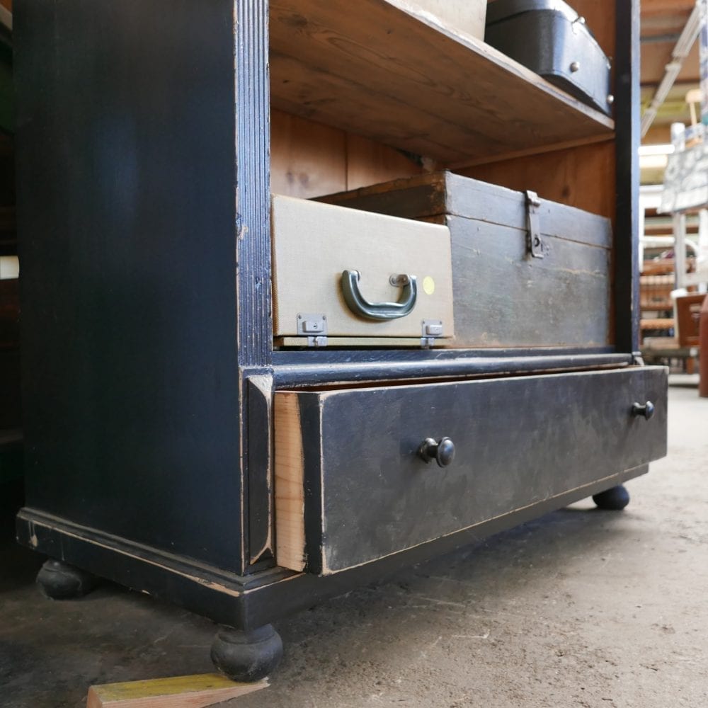 open zwarte kast