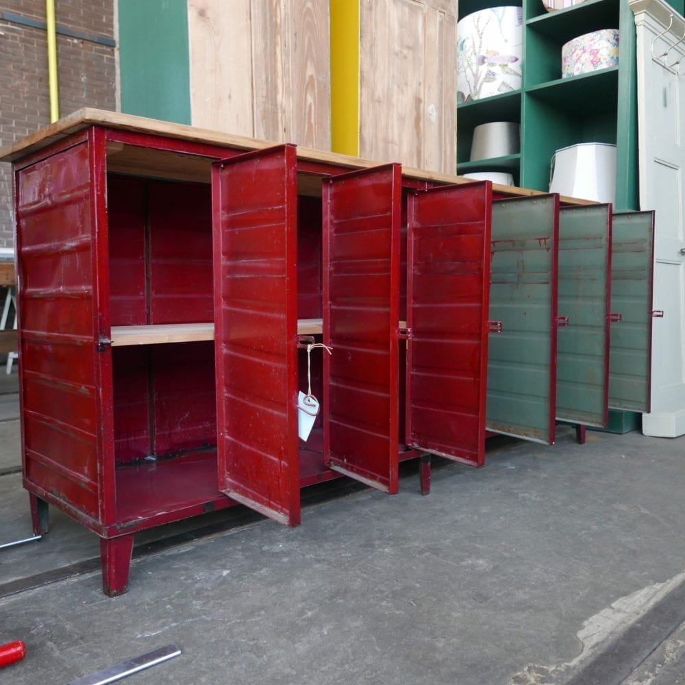 rode locker dressoir