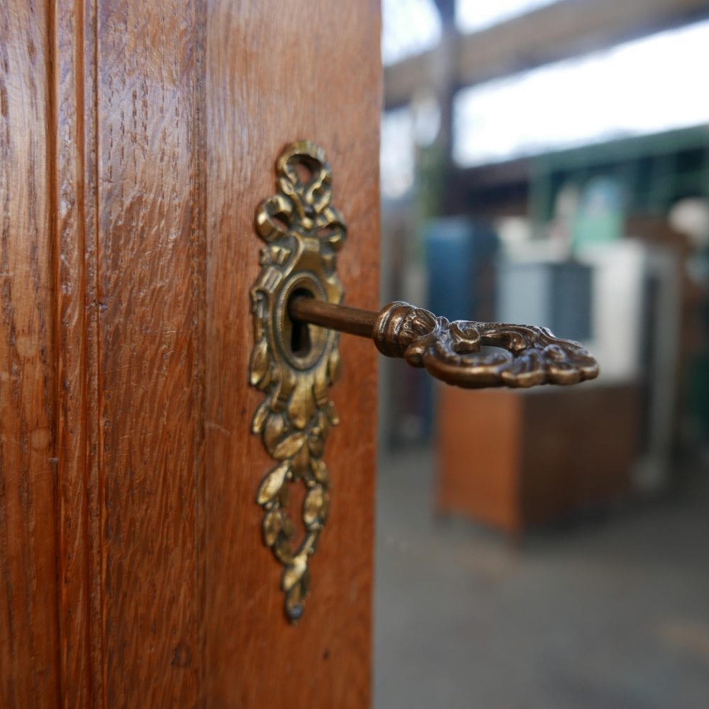 antieke houten linnenkast met spiegel